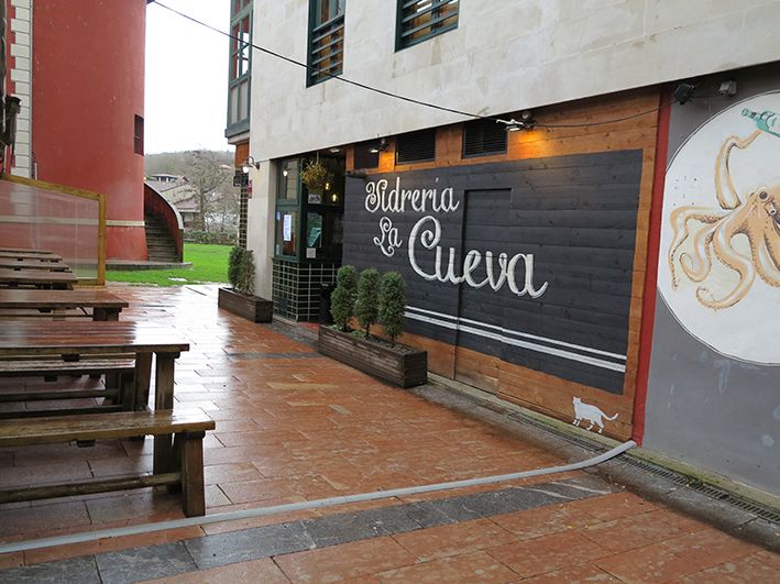 Entrada a la sidrería. Calle turismo 3