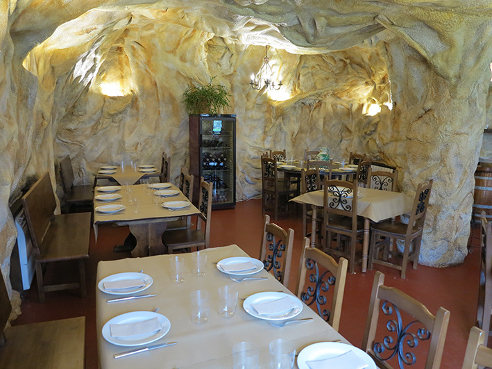 Detalle del comedor en La Cueva